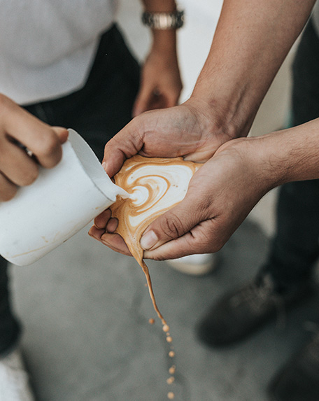 photo d'un barista versant un café latte